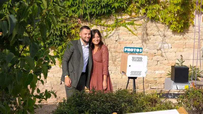 Couple devant le photobooth Badabooth
